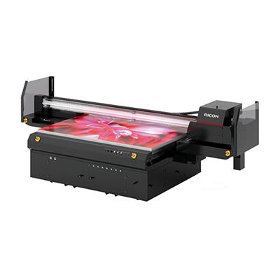 Pro TF6250 Series UV Flatbed PrinterLa table à plat UV Pro TF6250 de Ricoh vous permet de partir à la conquête de nouveaux marchés, allant de la signalétique aux arts graphiques, en réalisant des impressions rapides et efficaces sur des supports d'une épaisseur maximale de 110mm. Sa productivité et sa polyvalence, obtenues grâce aux innovations technologiques, vous permettent d'élargir le portefeuille de clients en proposant des applications telles que l'impression d'emballage à faible tirage, d'articles de promotion et d'articles de décoration intérieure. Bénéficiez pleinement de sa qualité d'impression, sa fiabilité et sa précision ainsi que de ses faibles coûts d'exploitation pour explorer de nouvelles opportunités de développement pour votre activité.